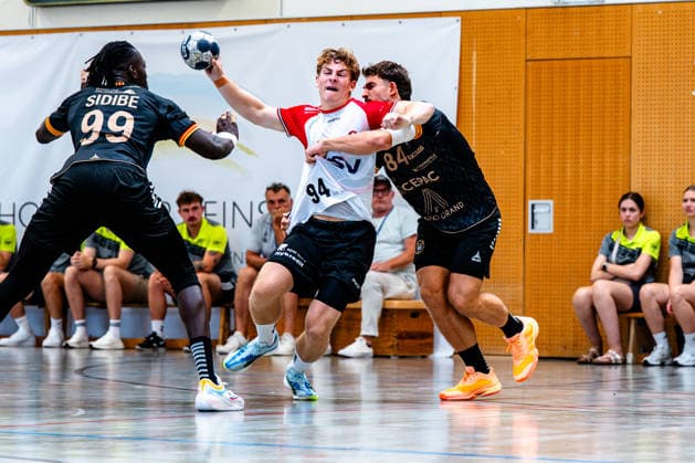 09.08.2026, xdobgx, Handball Heide-Cup 2026, HOJ Elite - Provence Aix v.l. Mouhamadou Sidibe (PAUC Handball, 99), Mads Bogh (HoJ Elite, 94) am Ball, plays the ball, Aymeric Zaepfel (PAUC Handball, 84) Zweikampf, Duell, Kampf, tackle Schneverdingen *** August 9, 2026, xdobgx, 2026 Heide Cup Handball, HOJ Elite Provence Aix vs. Mouhamadou Sidibe PAUC Handball, 99, Mads Bogh HOJ Elite, 94 on the ball, plays the ball, Aymeric Zaepfel PAUC Handball, 84 one-on-one, duel, battle, tackle Schneverdingen