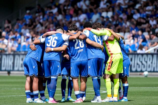 Spieler der TSG 1899 Hoffenheim II (U23), schwören sich mit einem Mannschaftskreis vor dem Anpfiff ein, Kreis, Teamkreis, Konzentration, Kameradschaft, Ansprache, Motivation, 09.08.2026, Sinsheim (Deutschland), Fussball, 3. Liga, TSG 1899 Hoffenheim II - Hansa Rostock, DFB DFL REGULATIONS PROHIBIT ANY USE OF PHOTOGRAPHS AS IMAGE SEQUENCES AND OR QUASI-VIDEO. *** Players from TSG 1899 Hoffenheim II U23 gather in a team huddle before kickoff; huddle, team huddle, concentration, camaraderie, pep talk, motivation, August 9, 2026, Sinsheim, Germany, soccer, 3. Liga, TSG 1899 Hoffenheim II vs. Hansa Rostock, DFB and DFL regulations prohibit any use of photographs as image sequences and or quasi-video xozx