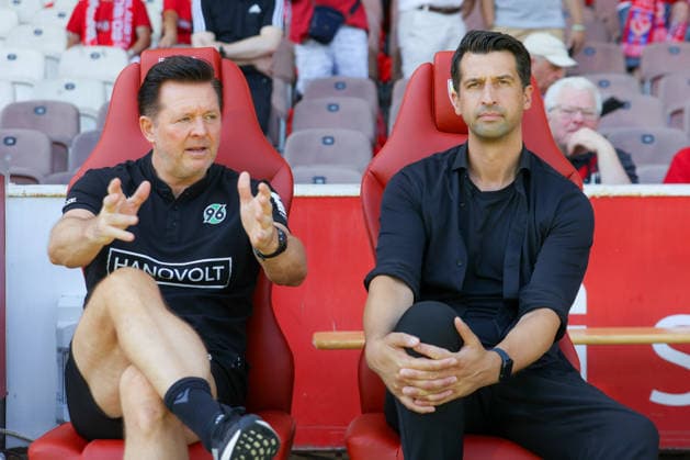 09.08.2026, xtgx, Fussball - 2.Bundesliga Energie Cottbus - Hannover 96 emspor, v.l. Christian Titz (Hannover, Trainer) und Jonas Boldt (Hannover, Geschäftsführer DFL DFB REGULATIONS PROHIBIT ANY USE OF PHOTOGRAPHS as IMAGE SEQUENCES and or QUASI-VIDEO) Cottbus *** August 9, 2026, xtgx, Soccer 2. Bundesliga Energie Cottbus Hannover 96 emspor, from left: Christian Titz (Hannover), coach, and Jonas Boldt (Hannover), sporting director DFL DFB REGULATIONS PROHIBIT ANY USE OF PHOTOGRAPHS AS IMAGE SEQUENCES AND OR QUASI-VIDEO Cottbus