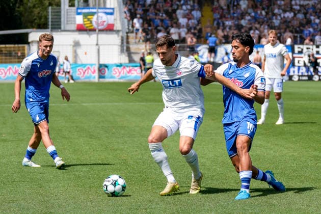 v.li.: Marco Schuster (Rostock, 5), Yasin Zor (TSG II, 10), Zweikampf, Spielszene, Duell, duel, tackle, tackling, Dynamik, Action, Aktion, 09.08.2026, Sinsheim (Deutschland), Fussball, 3. Liga, TSG 1899 Hoffenheim II - Hansa Rostock, DFB DFL REGULATIONS PROHIBIT ANY USE OF PHOTOGRAPHS AS IMAGE SEQUENCES AND OR QUASI-VIDEO. *** From left: Marco Schuster (Rostock), 5; Yasin Zor (TSG II), 10; tackle, game scene, duel, tackle, tackling, dynamism, action, 09 08 2026, Sinsheim, Germany, soccer, 3rd Division, TSG 1899 Hoffenheim II vs. Hansa Rostock, DFB and DFL regulations prohibit any use of photographs as image sequences and or quasi-video xozx