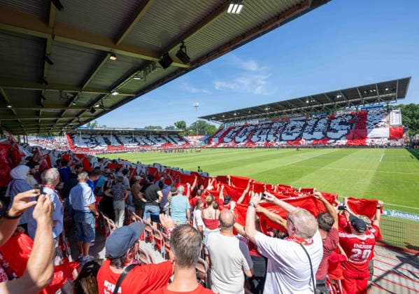 Fussball, Herren, Saison 2026 2027, 2. Bundesliga (1. Spieltag), FC Energie Cottbus - Hannover 96, Fans von Cottbus mit Choreografie, 09.08. 2026, *** Soccer, Men s, 2026–2027 Season, 2. Bundesliga, Matchday 1, FC Energie Cottbus vs. Hannover 96, Cottbus fans performing a choreographed display, August 9, 2026, Copyright: xSebastianxRäppold MatthiasxKochx