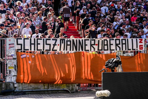 Deutschland: Fußball 2. Bundesliga 2026 27, 1. Spieltag FC St. Pauli vs SpVgg Greuther Fürth Fuerth Millerntor-Stadion (Hamburg): Banner: Scheisz Männer Überall *** Germany Soccer 2. Bundesliga 2026–27, Matchday 1: FC St. Pauli vs. SpVgg Greuther Fürth, Fürth, Millerntor Stadium, Hamburg, Banner: Damn Men Everywhere Copyright: xStefanxTrochax
