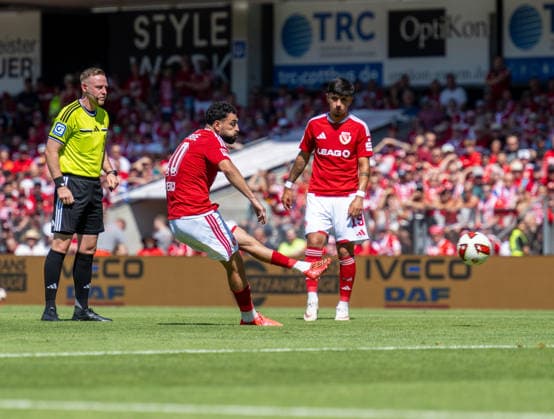 Fussball, Herren, Saison 2026 2027, 2. Bundesliga (1. Spieltag), FC Energie Cottbus - Hannover 96, Tolcay Cigerci (Energie Cottbus) erzielt per Freistoß das Tor zum 1:0, 09.08. 2026, *** Soccer, Men s, 2026–2027 Season, 2. Bundesliga, Matchday 1, FC Energie Cottbus vs. Hannover 96, Tolcay Cigerci of Energie Cottbus scores the 1–0 goal on a free kick, August 9, 2026, Copyright: xSebastianxRäppold MatthiasxKochx