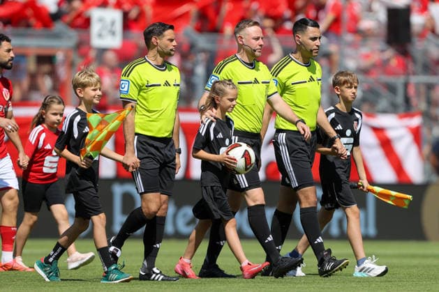09.08.2026, xtgx, Fussball - 2.Bundesliga Energie Cottbus - Hannover 96 emspor, v.l. Der Anpfiff verzögerte sich, weil der Schiri-Funk nicht funktionierte (DFL DFB REGULATIONS PROHIBIT ANY USE OF PHOTOGRAPHS as IMAGE SEQUENCES and or QUASI-VIDEO) Cottbus *** August 9, 2026, xtgx, Soccer, 2nd Bundesliga: Energie Cottbus vs. Hannover 96, emspor, from left: The kickoff was delayed because the referee’s radio wasn’t working. DFL DFB REGULATIONS PROHIBIT ANY USE OF PHOTOGRAPHS as IMAGE SEQUENCES and or QUASI-VIDEO. Cottbus
