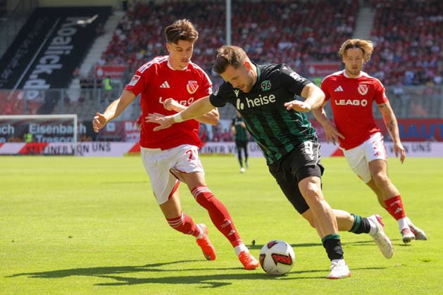 09.08.2026, xtgx, Fussball - 2.Bundesliga Energie Cottbus - Hannover 96 emspor, v.l. Luca Erlein (Cottbus, 21), Benjamin Källman (Hannover, 9) Zweikampf, Duell, Kampf, tackle (DFL DFB REGULATIONS PROHIBIT ANY USE OF PHOTOGRAPHS as IMAGE SEQUENCES and or QUASI-VIDEO) Cottbus *** August 9, 2026, xtgx, Soccer, 2. Bundesliga, Energie Cottbus vs. Hannover 96, emspor, from left: Luca Erlein (Cottbus), 21, Benjamin Källman, Hannover, 9, tackle, duel, battle, DFL DFB REGULATIONS PROHIBIT ANY USE OF PHOTOGRAPHS AS IMAGE SEQUENCES AND OR QUASI-VIDEO, Cottbus