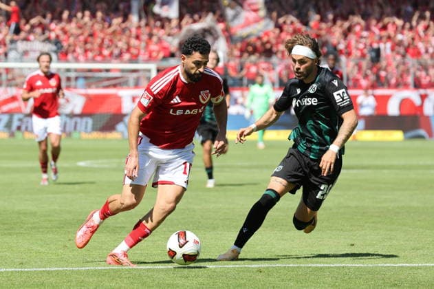 10 Tolcay Cigerci (Energie Cottbus, l.), 29 Kolja Oudenne (Hannover 96) Fussball 2. Bundesliga 2026 2027 FC Energie Cottbus - Hannover 96 *** 10 Tolcay Cigerci, Energie Cottbus, left, 29 Kolja Oudenne, Hannover 96, Soccer, 2. Bundesliga, 2026–2027, FC Energie Cottbus, Hannover 96