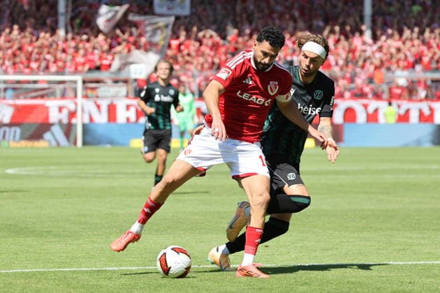 10 Tolcay Cigerci (Energie Cottbus, l.), 29 Kolja Oudenne (Hannover 96) Fussball 2. Bundesliga 2026 2027 FC Energie Cottbus - Hannover 96 *** 10 Tolcay Cigerci, Energie Cottbus, left, 29 Kolja Oudenne, Hannover 96, Soccer, 2. Bundesliga, 2026–2027, FC Energie Cottbus, Hannover 96