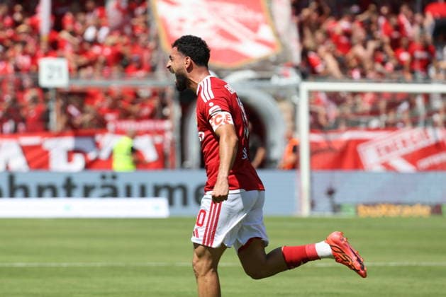 10 Tolcay Cigerci (Energie Cottbus) bejubelt seinen Treffer zum 1-0 für Cottbus Fussball 2. Bundesliga 2026 2027 FC Energie Cottbus - Hannover 96 *** 10 Tolcay Cigerci of Energie Cottbus celebrates his goal, making the score 1–0 for Cottbus. Soccer, 2. Bundesliga, 2026–2027, FC Energie Cottbus vs. Hannover 96