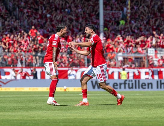 Fussball, Herren, Saison 2026 2027, 2. Bundesliga (1. Spieltag), FC Energie Cottbus - Hannover 96, v.l. Leonardo Bittencourt (Energie Cottbus), Tolcay Cigerci (Energie Cottbus), Jubel nach Tor zum 1:0, 09.08. 2026, *** Soccer, Men s, 2026–2027 Season, 2. Bundesliga, Matchday 1, FC Energie Cottbus vs. Hannover 96, from left: Leonardo Bittencourt (Energie Cottbus), Tolcay Cigerci (Energie Cottbus), celebrating after scoring the 1–0 goal, August 9, 2026, Copyright: xSebastianxRäppold MatthiasxKochx