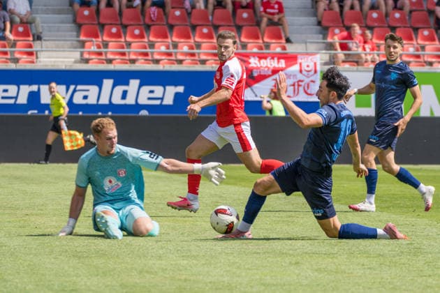 Torwart Luca Bendel (HFC, 32), Domenico Alberico (CFC, 10), Hallescher FC vs. Chemnitzer FC, Fussball, Regionalliga Nordost, 4. Spieltag, Saison 2026 27, 09.08.2026 Halle Leuna Chemie Stadion ST Deutschland *** Goalkeeper Luca Bendel (HFC), 32; Domenico Alberico (CFC), 10; Hallescher FC vs. Chemnitzer FC, Soccer, Northeast Regional League, Matchday 4, 2026–27 Season, September 8, 2026, Halle Leuna Chemie Stadium, ST Deutschland