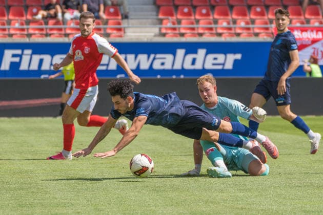 Torwart Luca Bendel (HFC, 32), Domenico Alberico (CFC, 10), Hallescher FC vs. Chemnitzer FC, Fussball, Regionalliga Nordost, 4. Spieltag, Saison 2026 27, 09.08.2026 Halle Leuna Chemie Stadion ST Deutschland *** Goalkeeper Luca Bendel (HFC), 32; Domenico Alberico (CFC), 10; Hallescher FC vs. Chemnitzer FC, Soccer, Northeast Regional League, Matchday 4, 2026–27 Season, September 8, 2026, Halle Leuna Chemie Stadium, ST Deutschland