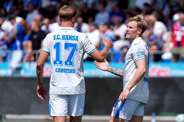 v.li.: Florian Carstens (Rostock, 17), Torschütze Andreas Voglsammer (Rostock, 9), Spieler vom F.C. Hansa Rostock, jubeln über das Tor zum 1:2, Jubel, Torjubel, Torerfolg, celebrate the goal, goal, celebration, jubelt ueber das Tor, Freuen, Freude, freut sich, optimistisch, positiv, Spielszene, Highlight, Action, Aktion, 09.08.2026, Sinsheim (Deutschland), Fussball, 3. Liga, TSG 1899 Hoffenheim II - Hansa Rostock, DFB DFL REGULATIONS PROHIBIT ANY USE OF PHOTOGRAPHS AS IMAGE SEQUENCES AND OR QUASI-VIDEO. *** From left: Florian Carstens (Rostock, 17), goal scorer Andreas Voglsammer (Rostock, 9), players from FC Hansa Rostock, celebrating the goal that made the score 1–2, Celebration, goal celebration, scoring a goal, celebrate the goal, goal, celebration, celebrating the goal, joy, happiness, happy, optimistic, positive, game scene, highlight, action, 09 08 2026, Sinsheim, Germany, soccer, 3rd Division, TSG 1899 Hoffenheim II vs. Hansa Rostock, DFB and DFL regulations prohibit any use of photographs as image sequences and or quasi-video xozx