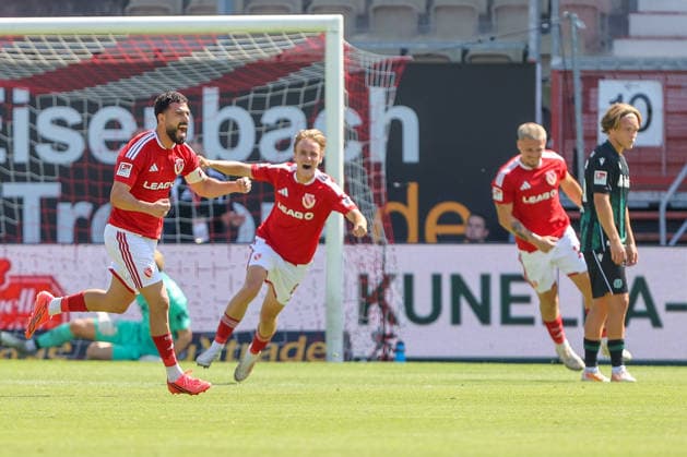09.08.2026, xtgx, Fussball - 2.Bundesliga Energie Cottbus - Hannover 96 emspor, v.l. Jubel nach dem 1:0 durch Tolcay Cigerci (Cottbus, 10) (DFL DFB REGULATIONS PROHIBIT ANY USE OF PHOTOGRAPHS as IMAGE SEQUENCES and or QUASI-VIDEO) Cottbus *** August 9, 2026, xtgx, Soccer, 2. Bundesliga: Energie Cottbus vs. Hannover 96, emspor, from left: Celebrations after Tolcay Cigerci’s 1-0 goal for Cottbus, 10 DFL and DFB regulations prohibit any use of photographs as image sequences and or quasi-video, Cottbus