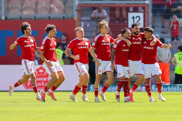 09.08.2026, xtgx, Fussball - 2.Bundesliga Energie Cottbus - Hannover 96 emspor, v.l. Jubel nach dem 1:0 durch Tolcay Cigerci (Cottbus, 10) (DFL DFB REGULATIONS PROHIBIT ANY USE OF PHOTOGRAPHS as IMAGE SEQUENCES and or QUASI-VIDEO) Cottbus *** August 9, 2026, xtgx, Soccer, 2. Bundesliga: Energie Cottbus vs. Hannover 96, emspor, from left: Celebrations after Tolcay Cigerci’s 1-0 goal for Cottbus, 10 DFL and DFB regulations prohibit any use of photographs as image sequences and or quasi-video, Cottbus