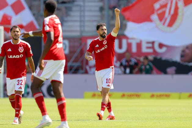09.08.2026, xtgx, Fussball - 2.Bundesliga Energie Cottbus - Hannover 96 emspor, v.l. Jubel nach dem 1:0 durch Tolcay Cigerci (Cottbus, 10) (DFL DFB REGULATIONS PROHIBIT ANY USE OF PHOTOGRAPHS as IMAGE SEQUENCES and or QUASI-VIDEO) Cottbus *** August 9, 2026, xtgx, Soccer, 2. Bundesliga: Energie Cottbus vs. Hannover 96, emspor, from left: Celebrations after Tolcay Cigerci’s 1-0 goal for Cottbus, 10 DFL and DFB regulations prohibit any use of photographs as image sequences and or quasi-video, Cottbus