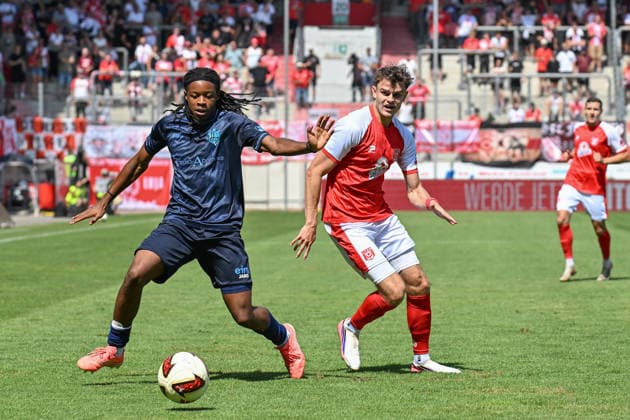 Fußball I Herren I Saison 2026-2027 I Regionalliga I 4. Spieltag I Hallescher FC - Chemnitzer FC I 09.08.2026 Zweikampf Ken Tchouangue (20, Chemnitzer FC), Fabrice Daniel Hartmann (11, Hallescher FC) Halle (Saale) Leuna-Chemie-Stadion Sachsen-Anhalt Deutschland *** Soccer I Men s I 2026–2027 Season I Regionalliga I Matchday 4 I Hallescher FC vs. Chemnitzer FC I August 9, 2026 Tackle between Ken Tchouangue (20), Chemnitzer FC, and Fabrice Daniel Hartmann (11), Hallescher FC, Halle Saale, Leuna Chemie Stadium, Saxony-Anhalt, Germany Copyright: xLobeca InesxHähnelx