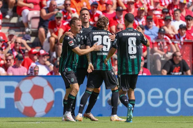 09.08.2026, xtgx, Fussball - 2.Bundesliga Energie Cottbus - Hannover 96 emspor, v.l. Jubel nach dem 1:1 durch Maurice Neubauer (Hannover, 33) (DFL DFB REGULATIONS PROHIBIT ANY USE OF PHOTOGRAPHS as IMAGE SEQUENCES and or QUASI-VIDEO) Cottbus *** August 9, 2026, xtgx, Soccer, 2. Bundesliga: Energie Cottbus vs. Hannover 96, emspor; from left: Celebrations after the 1–1 draw by Maurice Neubauer, Hannover, 33. DFL and DFB regulations prohibit any use of photographs as image sequences and or quasi-video. Cottbus