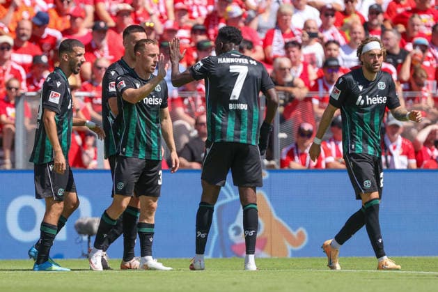 09.08.2026, xtgx, Fussball - 2.Bundesliga Energie Cottbus - Hannover 96 emspor, v.l. Jubel nach dem 1:1 durch Maurice Neubauer (Hannover, 33) (DFL DFB REGULATIONS PROHIBIT ANY USE OF PHOTOGRAPHS as IMAGE SEQUENCES and or QUASI-VIDEO) Cottbus *** August 9, 2026, xtgx, Soccer, 2. Bundesliga: Energie Cottbus vs. Hannover 96, emspor; from left: Celebrations after the 1–1 draw by Maurice Neubauer, Hannover, 33. DFL and DFB regulations prohibit any use of photographs as image sequences and or quasi-video. Cottbus