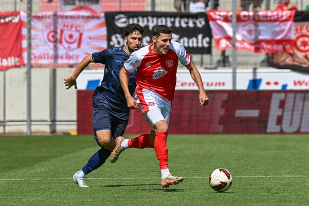 Fußball I Herren I Saison 2026-2027 I Regionalliga I 4. Spieltag I Hallescher FC - Chemnitzer FC I 09.08.2026 Spielszene Dennis Slamar (21, Chemnitzer FC) verfolgt den ballführenden Niklas Landgraf (31, Hallescher FC) Halle (Saale) Leuna-Chemie-Stadion Sachsen-Anhalt Deutschland *** Soccer I Men s I 2026–2027 Season I Regionalliga I Matchday 4 I Hallescher FC vs. Chemnitzer FC I August 9, 2026 Match highlight: Dennis Slamar (21), Chemnitzer FC, chases Niklas Landgraf (31), who is in possession of the ball, Hallescher FC, Halle Saale, Leuna Chemie Stadium, Saxony-Anhalt, Germany Copyright: xLobeca InesxHähnelx