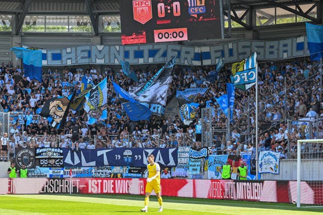 Fußball I Herren I Saison 2026-2027 I Regionalliga I 4. Spieltag I Hallescher FC - Chemnitzer FC I 09.08.2026 Chemnitzer Fankurve im Gästeblock Halle (Saale) Leuna-Chemie-Stadion Sachsen-Anhalt Deutschland *** Soccer I Men s Team I 2026–2027 Season I Regionalliga I Matchday 4 I Hallescher FC vs. Chemnitzer FC I August 9, 2026 Chemnitzer fans in the visitors section at Halle Saale Leuna Chemie Stadium, Saxony-Anhalt, Germany Copyright: xLobeca InesxHähnelx
