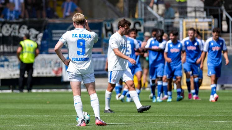 v.li.: Andreas Voglsammer (Rostock, 9), Benno Dietze (Rostock, 42), Spieler vom F.C. Hansa Rostock, enttäuscht schauend, Enttäuschung, Frustration, disappointed, pessimistisch, nach dem Gegentor zum 2:2, Action, Aktion, Spielszene, 09.08.2026, Sinsheim (Deutschland), Fussball, 3. Liga, TSG 1899 Hoffenheim II - Hansa Rostock, DFB DFL REGULATIONS PROHIBIT ANY USE OF PHOTOGRAPHS AS IMAGE SEQUENCES AND OR QUASI-VIDEO. *** From left: Andreas Voglsammer (Rostock), 9, Benno Dietze (Rostock), 42, players from FC Hansa Rostock, looking disappointed, disappointment, frustration, pessimistic, after conceding the goal that tied the score at 2–2, action, game scene, August 9, 2026, Sinsheim, Germany, soccer, 3rd Division, TSG 1899 Hoffenheim II vs. Hansa Rostock, DFB and DFL regulations prohibit any use of photographs as image sequences and or quasi-video xozx