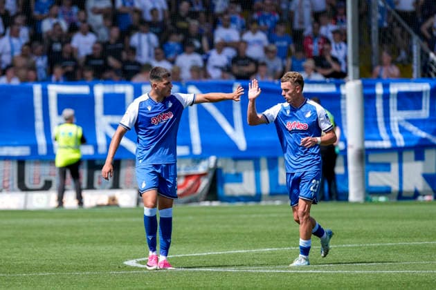 v.li.: Torschütze Jakov Dedic (TSG II, 36), Alex Honajzer (TSG II, 23), Spieler der TSG 1899 Hoffenheim II (U23), jubeln über das Tor zum 2:2, Jubel, Torjubel, Torerfolg, celebrate the goal, goal, celebration, jubelt ueber das Tor, Freuen, Freude, freut sich, optimistisch, positiv, Spielszene, Highlight, Action, Aktion, 09.08.2026, Sinsheim (Deutschland), Fussball, 3. Liga, TSG 1899 Hoffenheim II - Hansa Rostock, DFB DFL REGULATIONS PROHIBIT ANY USE OF PHOTOGRAPHS AS IMAGE SEQUENCES AND OR QUASI-VIDEO. *** From left: Goal scorer Jakov Dedic (TSG II), 36; Alex Honajzer (TSG II), 23; players from TSG 1899 Hoffenheim II U23, celebrating the goal that tied the game at 2–2, Celebration, goal celebration, scoring a goal, celebrating the goal, goal, celebration, celebrating the goal, joy, happiness, happy, optimistic, positive, game scene, highlight, action, 09 08 2026, Sinsheim, Germany, soccer, 3rd Division, TSG 1899 Hoffenheim II vs. Hansa Rostock, DFB and DFL regulations prohibit any use of photographs as image sequences and or quasi-video xozx