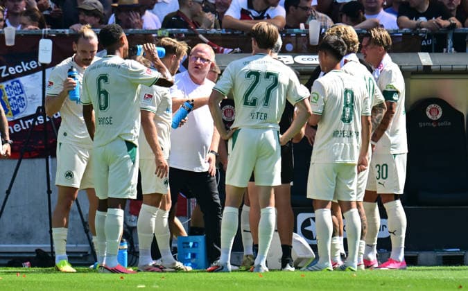 08.08.2026,GER Fußball, Männer, 2.BL, Spieltag 1, Saison 2026 2027, Hamburg, FC St. Pauli vs SpVgg Greuther Fürth Trainer Heiko Vogel (Fürth) redet mit seiner Mannschaft DFB DFL regulations prohibit any use of photographs as image sequences and or quasi-video) Hamburg Millerntorstadion Hamburg Deutschland *** August 8, 2026, GER Soccer, Men, 2nd Division, Matchday 1, 2026–2027 Season, Hamburg, FC St. Pauli vs. SpVgg Greuther Fürth; Coach Heiko Vogel of Fürth speaks with his team; DFB and DFL regulations prohibit any use of photographs as image sequences and or quasi-video; Hamburg Millerntorstadion, Hamburg, Germany Copyright: xnordphotoxGmbH xWitkex