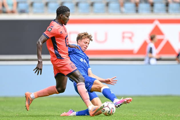 260809 AA Gent vs KV Mechelen Gora Diouf (4) of KV Mechelen and Tibe De Vlieger (27) of AA Gent fighting for the ball during the Jupiler Pro League season 2026 - 2027 matchday 1 game between AA Gent and KV Mechelen on August 9 , 2026 in Gent, Belgium. (Photo by David Catry Isosport) Gent Belgium  Copyright: xDavidxCatryx 20260809DC2_9081