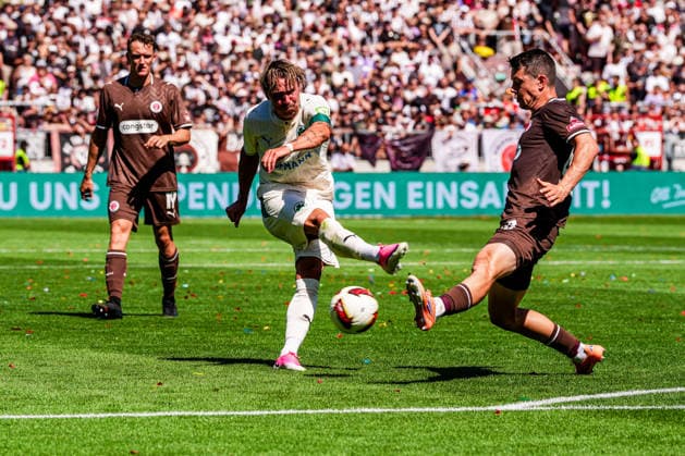Deutschland: Fußball 2. Bundesliga 2026 27, 1. Spieltag FC St. Pauli vs SpVgg Greuther Fürth Fuerth Millerntor-Stadion (Hamburg): Felix Klaus (SpVgg Greuther Fuerth, 30), Mathias Rasmussen (FC St. Pauli, 20), Schuss, Martijn Kaars (FC St. Pauli, 19) *** Germany Soccer 2. Bundesliga 2026–27, Matchday 1: FC St. Pauli vs. SpVgg Greuther Fürth, Millerntor Stadium, Hamburg; Felix Klaus (SpVgg Greuther Fürth), 30; Mathias Rasmussen (FC St. Pauli), 20; shot; Martijn Kaars (FC St. Pauli), 19 Copyright: xStefanxTrochax