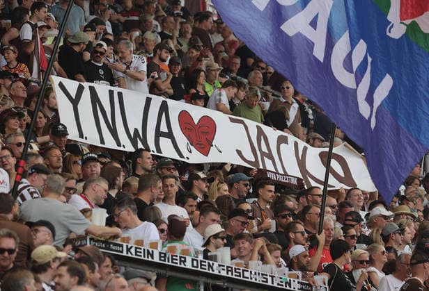 Fanplakat zum Abschied von Jackson Irvine Fussball, 2.Liga, Saison 2026-2027 Herren, FC St.Pauli gegen Greuther Fuerth DFL REGULATIONS PROHIBIT ANY USE OF PHOTOGRAPHS AS IMAGE SEQUENCES AND OR QUASI-VIDEO. *** Fan poster bidding farewell to Jackson Irvine; Soccer, 2nd Division, 2026–2027 Men’s Season, FC St. Pauli vs. Greuther Fürth; DFL regulations prohibit any use of photographs as image sequences and or quasi-video