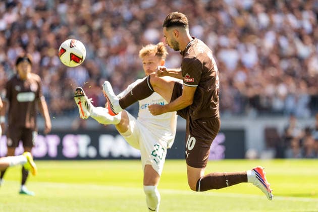 Branimir Hrgota (FC St. Pauli, 10) im Zweikampf, Kampf um den Ball mit Jannik Dehm (SpVgg Greuther Fuerth, 23), GER, FC St. Pauli vs. SpVgg Greuther Fuerth, Fussball, 2. Bundesliga, Spieltag 1, Saison 2026 2027, 09.08.2026 DFL REGULATIONS PROHIBIT ANY USE OF PHOTOGRAPHS AS IMAGE SEQUENCES AND OR QUASI-VIDEO GER, FC St. Pauli vs. SpVgg Greuther Fuerth, Fussball, 2. Bundesliga, Spieltag 1, Saison 2026 2027, 09.08.2026 Hamburg *** Branimir Hrgota (FC St. Pauli), No. 10, in a tackle, battling for the ball with Jannik Dehm (SpVgg Greuther Fürth), No. 23, GER, FC St. Pauli vs. SpVgg Greuther Fürth, soccer, 2. Bundesliga, Matchday 1, 2026–2027 season, August 9, 2026 DFL regulations prohibit any use of photographs as image sequences and or quasi-video, GER, FC St. Pauli vs. SpVgg Greuther Fürth, Soccer, 2. Bundesliga, Matchday 1, 2026–2027 Season, August 9, 2026, Hamburg Copyright: xEibner-Pressefoto MaxxVincenx EP_MVN
