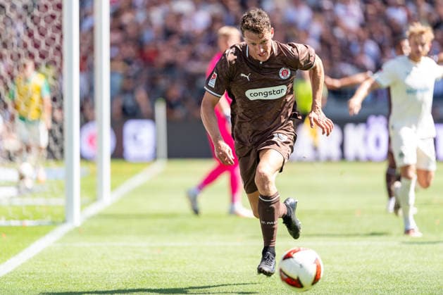 Martijn Kaars (FC St. Pauli, 19) im Dribbling, GER, FC St. Pauli vs. SpVgg Greuther Fuerth, Fussball, 2. Bundesliga, Spieltag 1, Saison 2026 2027, 09.08.2026 DFL REGULATIONS PROHIBIT ANY USE OF PHOTOGRAPHS AS IMAGE SEQUENCES AND OR QUASI-VIDEO GER, FC St. Pauli vs. SpVgg Greuther Fuerth, Fussball, 2. Bundesliga, Spieltag 1, Saison 2026 2027, 09.08.2026 Hamburg *** Martijn Kaars, FC St. Pauli, age 19, dribbling, GER, FC St. Pauli vs. SpVgg Greuther Fürth, soccer, 2. Bundesliga, Matchday 1, 2026–2027 season, August 9, 2026 DFL regulations prohibit any use of photographs as image sequences and or quasi-video, GER, FC St. Pauli vs. SpVgg Greuther Fürth, soccer, 2. Bundesliga, Matchday 1, 2026–2027 season, August 9, 2026, Hamburg Copyright: xEibner-Pressefoto MaxxVincenx EP_MVN