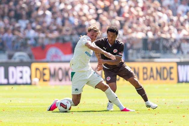 Felix Klaus (SpVgg Greuther Fuerth, 30) im Zweikampf mit Joel Chima Fujita (FC St. Pauli, 16), GER, FC St. Pauli vs. SpVgg Greuther Fuerth, Fussball, 2. Bundesliga, Spieltag 1, Saison 2026 2027, 09.08.2026 DFL REGULATIONS PROHIBIT ANY USE OF PHOTOGRAPHS AS IMAGE SEQUENCES AND OR QUASI-VIDEO GER, FC St. Pauli vs. SpVgg Greuther Fuerth, Fussball, 2. Bundesliga, Spieltag 1, Saison 2026 2027, 09.08.2026 Hamburg *** Felix Klaus (SpVgg Greuther Fürth), 30, in a tackle with Joel Chima Fujita (FC St. Pauli), 16, GER, FC St. Pauli vs. SpVgg Greuther Fürth, Soccer, 2. Bundesliga, Matchday 1, 2026–2027 Season, August 9, 2026 DFL regulations prohibit any use of photographs as image sequences and or quasi-video, GER, FC St. Pauli vs. SpVgg Greuther Fürth, Soccer, 2. Bundesliga, Matchday 1, 2026–2027 Season, August 9, 2026, Hamburg Copyright: xEibner-Pressefoto MaxxVincenx EP_MVN