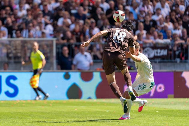 Taichi Hara (FC St. Pauli, 18) Torschuss Torchance per Kopfball, Krisztian Keresztes (SpVgg Greuther Fuerth, 29), GER, FC St. Pauli vs. SpVgg Greuther Fuerth, Fussball, 2. Bundesliga, Spieltag 1, Saison 2026 2027, 09.08.2026 DFL REGULATIONS PROHIBIT ANY USE OF PHOTOGRAPHS AS IMAGE SEQUENCES AND OR QUASI-VIDEO GER, FC St. Pauli vs. SpVgg Greuther Fuerth, Fussball, 2. Bundesliga, Spieltag 1, Saison 2026 2027, 09.08.2026 Hamburg *** Taichi Hara, FC St. Pauli, 18 shots on goal, scoring chance via header; Krisztian Keresztes, SpVgg Greuther Fürth, 29, GER, FC St. Pauli vs. SpVgg Greuther Fürth, Soccer, 2. Bundesliga, Matchday 1, 2026–2027 Season, August 9, 2026 DFL regulations prohibit any use of photographs as image sequences and or quasi-video, GER, FC St. Pauli vs. SpVgg Greuther Fürth, Soccer, 2. Bundesliga, Matchday 1, 2026–2027 Season, August 9, 2026, Hamburg Copyright: xEibner-Pressefoto MaxxVincenx EP_MVN