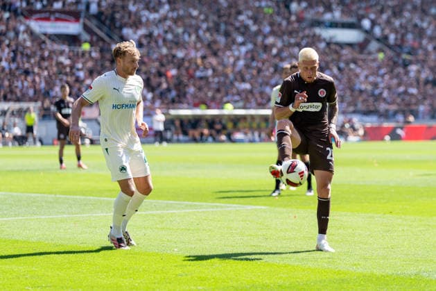 Louis Oppie (FC St. Pauli, 23) am Ball, GER, FC St. Pauli vs. SpVgg Greuther Fuerth, Fussball, 2. Bundesliga, Spieltag 1, Saison 2026 2027, 09.08.2026 DFL REGULATIONS PROHIBIT ANY USE OF PHOTOGRAPHS AS IMAGE SEQUENCES AND OR QUASI-VIDEO GER, FC St. Pauli vs. SpVgg Greuther Fuerth, Fussball, 2. Bundesliga, Spieltag 1, Saison 2026 2027, 09.08.2026 Hamburg *** Louis Oppie, FC St. Pauli, No. 23 with the ball, GER, FC St. Pauli vs. SpVgg Greuther Fürth, soccer, 2. Bundesliga, Matchday 1, 2026–2027 season, August 9, 2026 DFL regulations prohibit any use of photographs as image sequences and or quasi-video, GER, FC St. Pauli vs. SpVgg Greuther Fürth, Soccer, 2. Bundesliga, Matchday 1, 2026–2027 Season, August 9, 2026, Hamburg Copyright: xEibner-Pressefoto MaxxVincenx EP_MVN