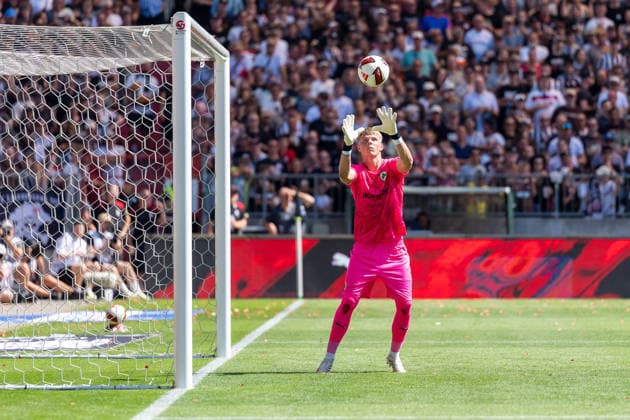 Torwart Florian Hellstern (SpVgg Greuther Fuerth, 01) haelt den Ball, GER, FC St. Pauli vs. SpVgg Greuther Fuerth, Fussball, 2. Bundesliga, Spieltag 1, Saison 2026 2027, 09.08.2026 DFL REGULATIONS PROHIBIT ANY USE OF PHOTOGRAPHS AS IMAGE SEQUENCES AND OR QUASI-VIDEO GER, FC St. Pauli vs. SpVgg Greuther Fuerth, Fussball, 2. Bundesliga, Spieltag 1, Saison 2026 2027, 09.08.2026 Hamburg *** Goalkeeper Florian Hellstern of SpVgg Greuther Fürth, 01, saves the ball, GER, FC St. Pauli vs. SpVgg Greuther Fürth, soccer, 2. Bundesliga, Matchday 1, 2026–2027 season, August 9, 2026 DFL regulations prohibit any use of photographs as image sequences and or quasi-video, GER, FC St. Pauli vs. SpVgg Greuther Fürth, Soccer, 2. Bundesliga, Matchday 1, 2026–2027 Season, August 9, 2026, Hamburg Copyright: xEibner-Pressefoto MaxxVincenx EP_MVN