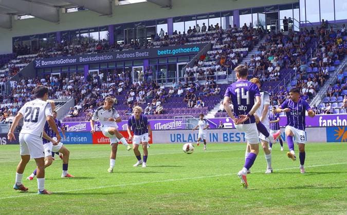 Torchance für Alexander Dikarev (BFC Preussen), dessen Schuss von Torhüter Max Uhlig (Aue) gemeistert wird. Fußball Regionalliga Nordost 2026 27 FC Erzgebirge Aue - BFC Preussen am 9.8.2026 Erzgebirge Aue - BFC Preussen *** Scoring chance for Alexander Dikarev of BFC Preussen, whose shot is saved by goalkeeper Max Uhlig of Aue. Northeast Regional League 2026-27: FC Erzgebirge Aue vs. BFC Preussen on August 9, 2026. Erzgebirge Aue vs. BFC Preussen