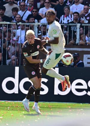 08.08.2026,GER Fußball, Männer, 2.BL, Spieltag 1, Saison 2026 2027, Hamburg, FC St. Pauli vs SpVgg Greuther Fürth Louis Oppie (Pauli 23) versucht sich gegen Sacha Banse (Fürth 06) durchzusetzen DFB DFL regulations prohibit any use of photographs as image sequences and or quasi-video) Hamburg Millerntorstadion Hamburg Deutschland *** August 8, 2026, German Soccer, Men s, 2nd Division, Matchday 1, 2026–2027 Season, Hamburg, FC St. Pauli vs. SpVgg Greuther Fürth: Louis Oppie (Pauli 23) tries to get past Sacha Banse (Fürth 06). DFB and DFL regulations prohibit any use of photographs as image sequences and or quasi-video. Millerntorstadion, Hamburg, Germany Copyright: xnordphotoxGmbH xWitkex