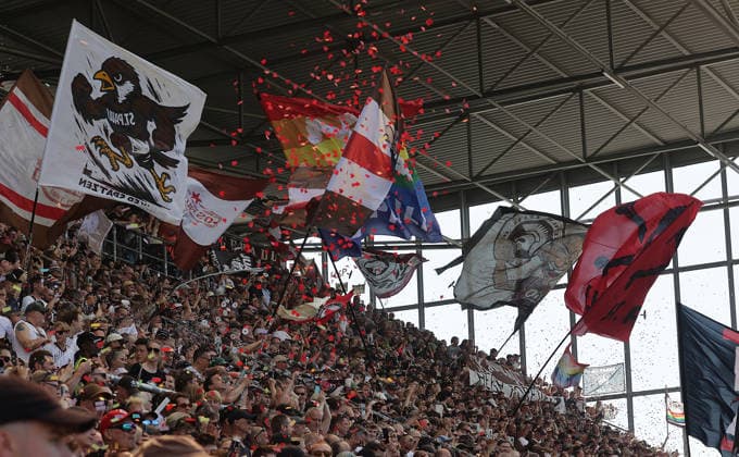 Partystimmung auf St Pauli beim Einlauf Fussball, 2.Liga, Saison 2026-2027 Herren, FC St.Pauli gegen Greuther Fuerth DFL REGULATIONS PROHIBIT ANY USE OF PHOTOGRAPHS AS IMAGE SEQUENCES AND OR QUASI-VIDEO. *** Party atmosphere in St. Pauli as the teams take the field: Soccer, 2nd Division, 2026–2027 Men’s Season, FC St. Pauli vs. Greuther Fürth. DFL regulations prohibit any use of photographs as image sequences and or quasi-video.