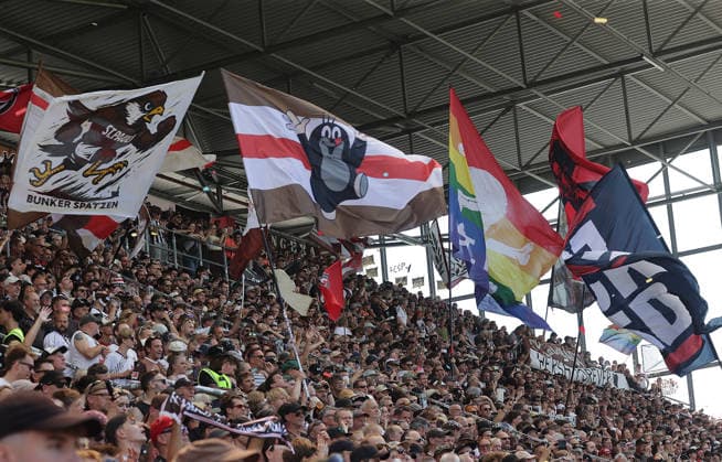 Partystimmung auf St Pauli beim Einlauf Fussball, 2.Liga, Saison 2026-2027 Herren, FC St.Pauli gegen Greuther Fuerth DFL REGULATIONS PROHIBIT ANY USE OF PHOTOGRAPHS AS IMAGE SEQUENCES AND OR QUASI-VIDEO. *** Party atmosphere in St. Pauli as the teams take the field: Soccer, 2nd Division, 2026–2027 Men’s Season, FC St. Pauli vs. Greuther Fürth. DFL regulations prohibit any use of photographs as image sequences and or quasi-video.