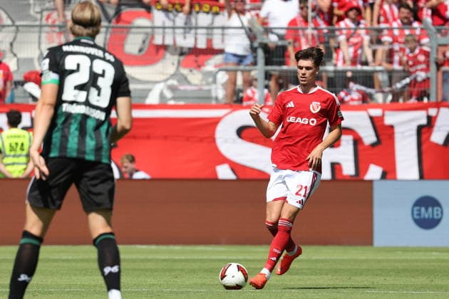 21 Luca Erlein (Energie Cottbus) Fussball 2. Bundesliga 2026 2027 FC Energie Cottbus - Hannover 96 *** 21 Luca Erlein Energie Cottbus Soccer 2. Bundesliga 2026 2027 FC Energie Cottbus Hannover 96