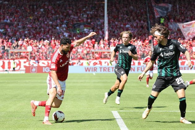 10 Tolcay Cigerci (Energie Cottbus, l.), 29 Kolja Oudenne (Hannover 96) Fussball 2. Bundesliga 2026 2027 FC Energie Cottbus - Hannover 96 *** 10 Tolcay Cigerci, Energie Cottbus, left, 29 Kolja Oudenne, Hannover 96, Soccer, 2. Bundesliga, 2026–2027, FC Energie Cottbus, Hannover 96