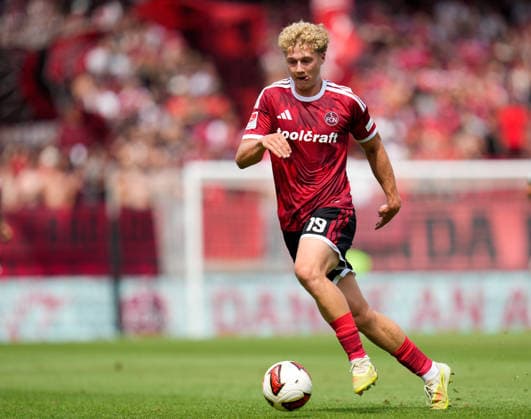 Piet Scobel (1. FC Nuernberg, 19) am Ball. GER, 1. FC Nürnberg vs SG Dynamo Dresden, 2. Bundesliga, 1. Spieltag, Saison 2026-27, Max-Morlock-Stadion, Nürnberg, 09.08.2026 DFL REGULATIONS PROHIBIT ANY USE OF PHOTOGRAPHS AS IMAGE SEQUENCES AND OR QUASI-VIDEO Foto: HMB Media Scott W. Coleman Nürnberg Max-Morlock-Stadion Bayern GER Copyright: xScottxW.xColemanx