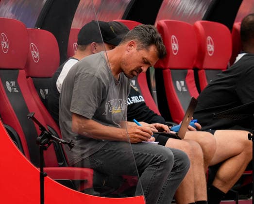 Thomas Stamm (Cheftrainer) macht sich im Mannschaftsbereich Notizen. GER, 1. FC Nürnberg vs SG Dynamo Dresden, 2. Bundesliga, 1. Spieltag, Saison 2026-27, Max-Morlock-Stadion, Nürnberg, 09.08.2026 DFL REGULATIONS PROHIBIT ANY USE OF PHOTOGRAPHS AS IMAGE SEQUENCES AND OR QUASI-VIDEO Foto: HMB Media Scott W. Coleman Nürnberg Max-Morlock-Stadion Bayern GER Copyright: xScottxW.xColemanx
