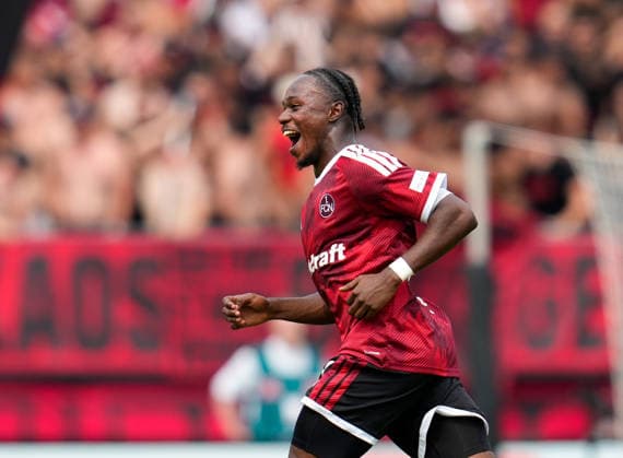 Mohamed Ali Zoma ( 23) jubelt nach seinem zweiten Tor, das nach Videoassistentenpruefung anerkannt wird. GER, 1. FC Nürnberg vs SG Dynamo Dresden, 2. Bundesliga, 1. Spieltag, Saison 2026-27, Max-Morlock-Stadion, Nürnberg, 09.08.2026 DFL REGULATIONS PROHIBIT ANY USE OF PHOTOGRAPHS AS IMAGE SEQUENCES AND OR QUASI-VIDEO Foto: HMB Media Scott W. Coleman Nürnberg Max-Morlock-Stadion Bayern GER Copyright: xScottxW.xColemanx