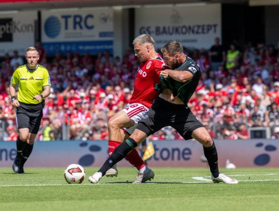 Fussball, Herren, Saison 2026 2027, 2. Bundesliga (1. Spieltag), FC Energie Cottbus - Hannover 96, v.l. Erik Engelhardt (Energie Cottbus), Boris Tomiak (Hannover), 09.08. 2026, *** Soccer, Men s, 2026–2027 Season, 2. Bundesliga, Matchday 1, FC Energie Cottbus vs. Hannover 96, from left: Erik Engelhardt (Energie Cottbus), Boris Tomiak (Hannover), August 9, 2026, Copyright: xSebastianxRäppold MatthiasxKochx