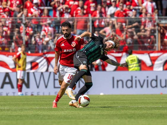 Fussball, Herren, Saison 2026 2027, 2. Bundesliga (1. Spieltag), FC Energie Cottbus - Hannover 96, v.l. Tolcay Cigerci (Energie Cottbus), Kolja Oudenne (Hannover), 09.08. 2026, *** Soccer, Men s, 2026–2027 Season, 2. Bundesliga, Matchday 1, FC Energie Cottbus vs. Hannover 96, from left: Tolcay Cigerci (Energie Cottbus), Kolja Oudenne (Hannover), August 9, 2026, Copyright: xSebastianxRäppold MatthiasxKochx