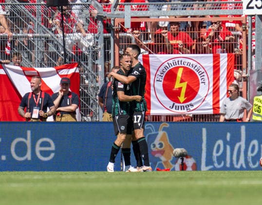 Fussball, Herren, Saison 2026 2027, 2. Bundesliga (1. Spieltag), FC Energie Cottbus - Hannover 96, v.l. Maurice Neubauer (Hannover), Bastian Allgeier (Hannover), Jubel nach Tor zum 1:1, 09.08. 2026, *** Soccer, Men s, 2026–2027 Season, 2. Bundesliga, Matchday 1, FC Energie Cottbus vs. Hannover 96, from left: Maurice Neubauer (Hannover), Bastian Allgeier (Hannover), celebration after the 1–1 goal, August 9, 2026, Copyright: xSebastianxRäppold MatthiasxKochx