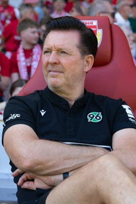 Christian Titz (Hannover 96, Trainer) 09.08.2026, Energie Cottbus vs Hannover 96, Fussball, 2. Bundesliga, Energie Stadion, Cottbus DFL regulations prohibit any use of photographs as image sequences and or quasi-video. *** Christian Titz, Hannover 96, Coach, August 9, 2026, Energie Cottbus vs. Hannover 96, Soccer, 2. Bundesliga, Energie Stadium, Cottbus. DFL regulations prohibit any use of photographs as image sequences and or quasi-video. Copyright: HMBxMedia xFinnxWeidmann