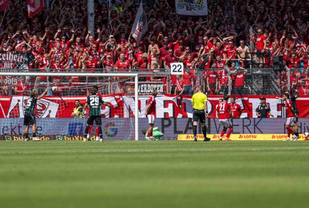 Fussball, Herren, Saison 2026 2027, 2. Bundesliga (1. Spieltag), FC Energie Cottbus - Hannover 96, Maurice Neubauer (Hannover) erzielt das Tor zum 1:1 gegen Torhüter Marcel Lotka (Energie Cottbus), 09.08. 2026, *** Soccer, Men s, 2026–2027 Season, 2. Bundesliga, Matchday 1, FC Energie Cottbus vs. Hannover 96, Maurice Neubauer of Hannover scores the goal to tie the game at 1–1 against Energie Cottbus goalkeeper Marcel Lotka, August 9, 2026, Copyright: xSebastianxRäppold MatthiasxKochx